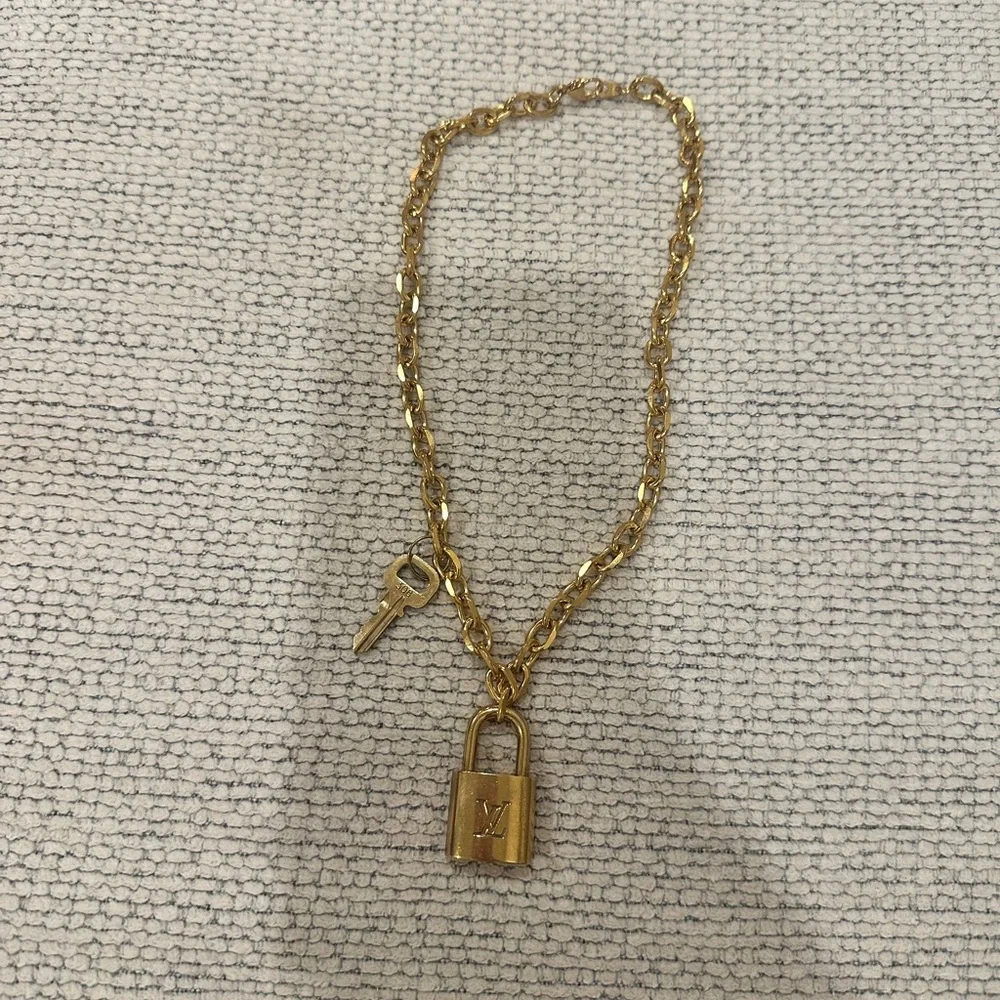 Louis Vuitton lock and key necklace - Picture 4 of 5